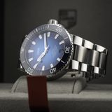 Oris Aquis Date Calibre 400 Bi-Color Blue Dial on Bracelet image 8 thumbnail