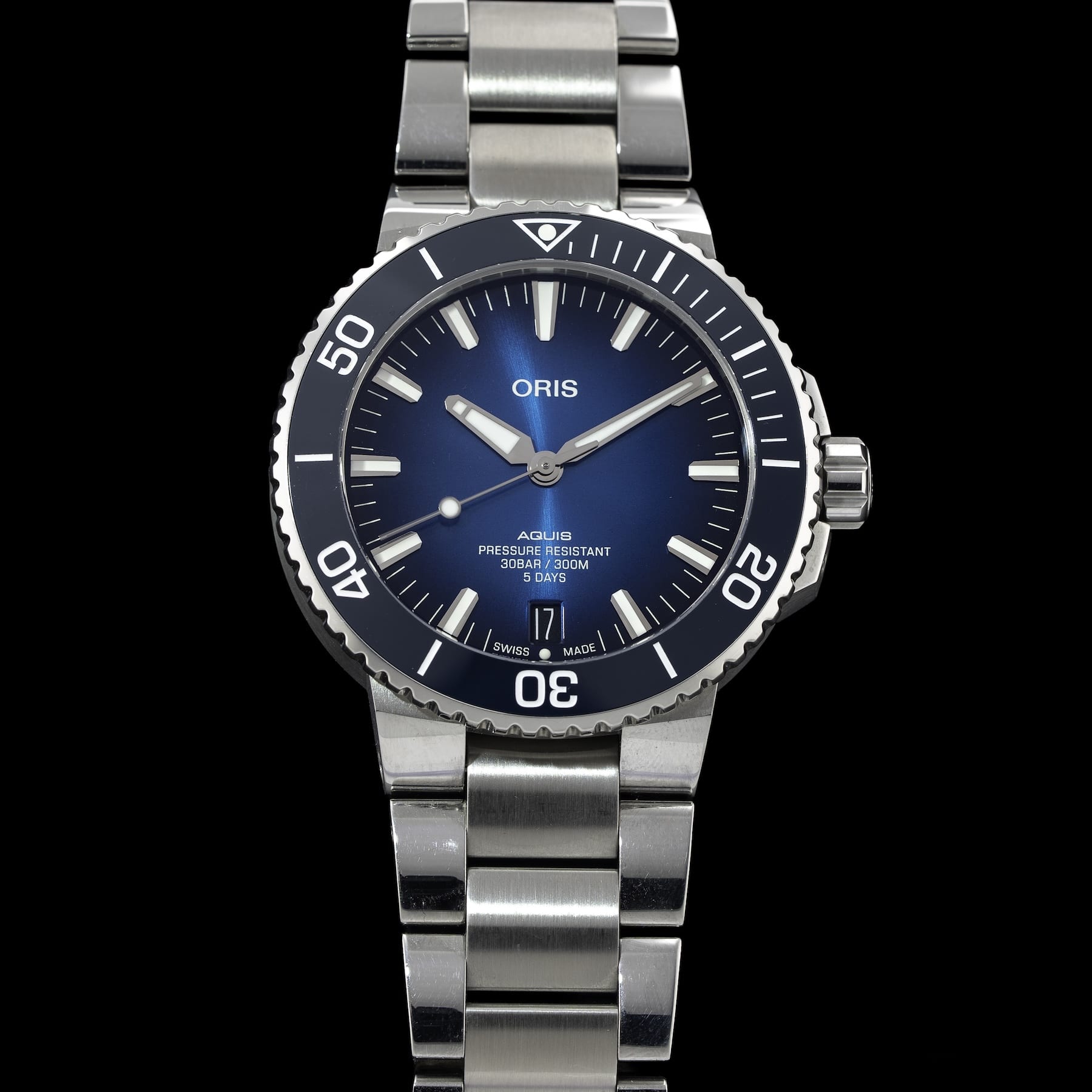 Oris Aquis Date Calibre 400 Bi-Color Blue Dial on Bracelet